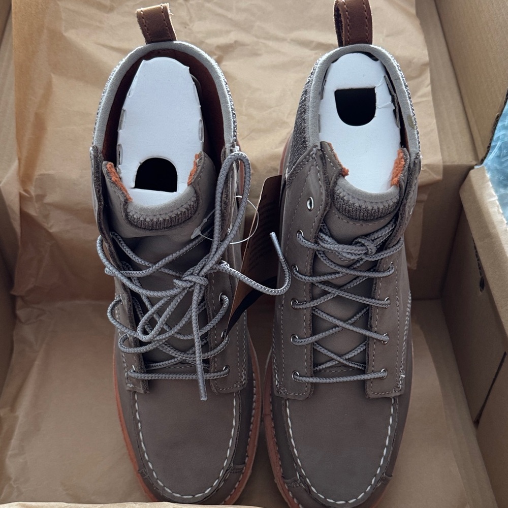 Women’s lace up boots